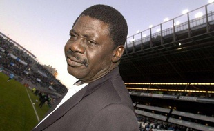Le président de l'Olympique de Marseille, Pape Diouf, au stade Vélodrome le 11 décembre 2004.