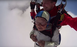A 93 ans, Maria Koltakova, vétéran de la Seconde Guerre mondiale, a sauté en parachute pour la première fois de sa vie, et compte bien recommencer.
