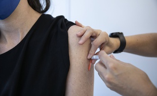 Les autorités sanitaires appellent en revanche les personnes les plus fragiles à se faire vacciner contre la grippe saisonnière.