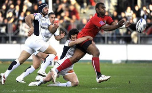 Le rugbyman du Stade toulousain, Maleli Kunavore (en rouge), le 21 novembre 2009 lors d'un match du top 14 contre Castres.