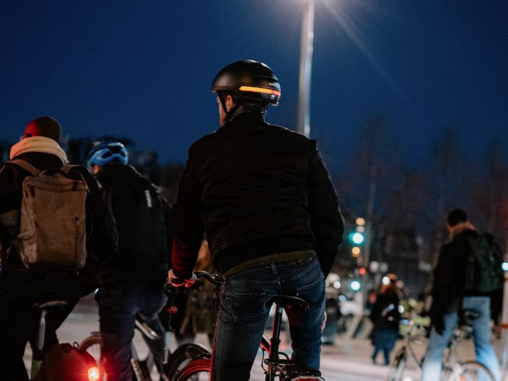 Il suffit de hocher la tête à gauche ou à droite pour que les clignotants du casque Remarquable de Gamel Helmets s'activent du bon côté.