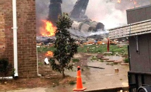 Un chasseur F18 de la Navy s'est écrasé sur un complexe d'appartement à Virginia Beach, aux Etats-Unis, le 6 avril 2012, sans faire de victimes.