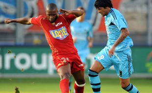 Le footballeur marseillais Lucho Gonzalez à la lutte avec le Manceau Hérold Goulon lors du match Le Mans - Marseille, le 12 septembre 2009.
