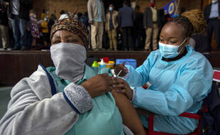 En Afrique du Sud où a été détecté le variant Omicron pour la première fois, seulement 29% de la population a reçu au moins une dose de vaccin au 30 novembre.