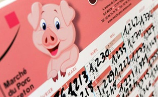 Un calendier avec les prix du porc est affiché au mur de l'exploitation de Jean-Michel Juhel, à Pledeliac, dans l'ouest de la France, le 20 juillet 2015