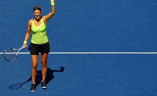 La N.1 mondiale Bélarusse Victoria Azarenka a écarté la Belge Kirsten Flipkens en cédant quatre jeux (6-2, 6-2) pour se qualifier pour le 3e tour de l'US Open.