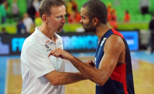 L'entraîneur de l'équipe de France de basket, Vincent Collet, parle à son meneur, Tony Parker, après la victoire face à l'Espagne le 20 septembre 2013 en demi-finale de l'Euro.