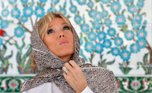 Brigitte Macron a porté un voile pour visiter une mosquée à Abu Dhabi.