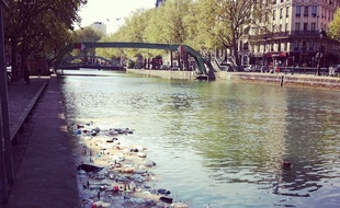 Le canal Saint-Martin sous les déchets des usagers.