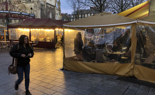 Les barnums installés à Rennes, comme ici place Sainte-Anne, vivent leurs dernières heures.