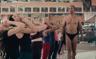 Bikram Choudhury, à droite. Image extraite du documentaire «Bikram: Yogi, gourou, prédateur».
