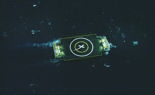 La barge sur laquelle doit atterrir la fusée Falcon 9 de SpaceX, dans l'océan atlantique.