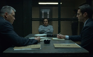 Oliver Cooper (au centre) incarne le tueur en série David Berkowitz dans la saison 2 de «Mindhunter».