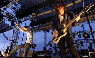 Phoenix, sur la scène du festival Coachella, le 18 avril 2010.