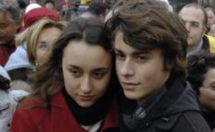 Les deux enfants de l'otage franco-colombienne Ingrid Betancourt, Mélanie et Lorenzo Delloye, ont supplié vendredi leur mère de garder "courage" et "l'envie de vivre" dans des messages radio diffusés en direct dans l'espoir de l'atteindre dans la jungle colombienne.
