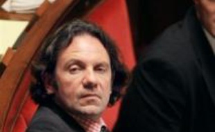 Frédéric Lefebvre, porte-parole de l'UMP, a plaidé, sur France 2 dimanche, pour une "répartition intelligente" des rôles entre le gouvernement et l'UMP, après une série de couacs entre l'exécutif et le Parlement.