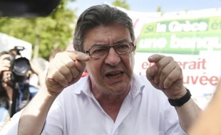 Jean-Luc Mélenchon s'adresse aux journalistes lors d'une manifestation de soutien à la Grèce, le 28 juin 2015 à Paris