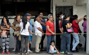 Des Vénézuélien font la queue devant un supermarché pour acheter de la nourriture à Caracas au Venezuela, le 4 décembre 2015