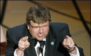 En 2003, le polémiste Michael Moore, Oscar du meilleur documentaire, avait quitté la scène sous les huées de l'assistance. Il avait lancé un "honte à vous M. Bush!", trois jours après le début de l'offensive américano-britannique contre le régime de Saddam Hussein.