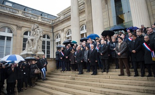 Des personnels de l'Assemblée nationale et des députés observent une minute de silence en hommage aux victimes de la tuerie à «Charlie Hebdo», le 8 janvier 2015 à Paris.