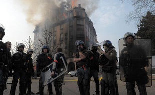 Dimanche, le quartier du Pont de l'Europe offrait un spectacle de désolation aux strasbourgeois qui ne pouvait que contempler les bâtiments incendiés par les casseurs.