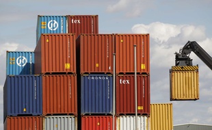 Illustration: Des conteneurs sur les dock de Tilbury, à l'est de Londres, le 16 août 2014.