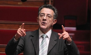 Le député des Verts Yves Cochet s'adresse à l'Assemblée Nationale lors des questions au gouvernement, le 12 octobre 2010.