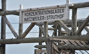 Vue en date du 16 avril 2015 de l'entrée de l'ancien camp de concentration du Struthof (Bas-Rhin)