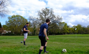 Deux joueurs lors d'une compétition de foot golf, le 25 mars 2016 en Gironde.