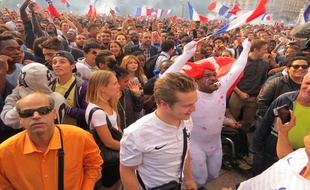 Paul Pogba marque et c'est tout le public du parvis de l'Hôtel de ville qui se libère.