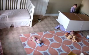 A 2 ans, Bowdy Shoff est devenu une star du Web en sauvant son frère jumeau coincé sous une commode.