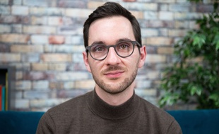 Portrait d'Alexis Pichard, auteur de « Trump et les médias, l'illusion d'une guerre? », dans le studio de 20 Minutes, le 27 octobre 2020, à Paris.