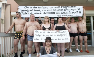 Des commerçants du mouvement des Raloignons devant le centre des impôts de Soyaux, en Charente, le 27 mai 2014.