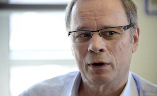 Jean Tirole, prix Nobel d'économie, à son bureau à l'Ecole d'économie de Toulouse, le 13 octobre 2014