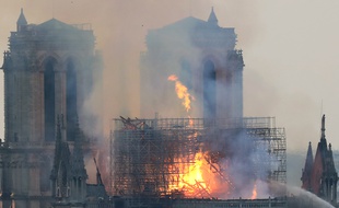 Notre Dame de Paris en flamme