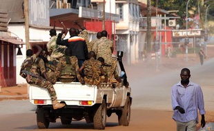 Des soldats centrafricains patrouillent dans la ville de Bangui, le 5 décembre 2013.