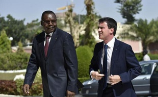 Le Premier ministre français Manuel Valls arrive au palais présidentiel de N'Djamena le 22 novembre 2014