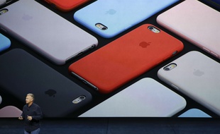 Phil Schiller, vice-président en charge du marketing, dévoile le nouvel appareil photo de l'iPhone 6S.