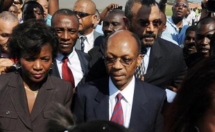 Photo d'archives de l'ex-président d'Haiti Jean-Bertrand Aristide à Port-au-Prince le 18 mars 2011. Il a été convoqué à se présenter mercredi pour son implication présumée dans une affaire de blanchiment de de trafic de drogue