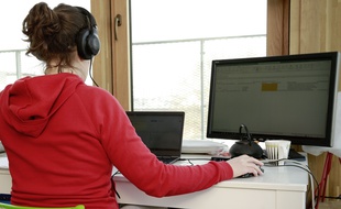 Salariée en télétravail pendant le confinement.