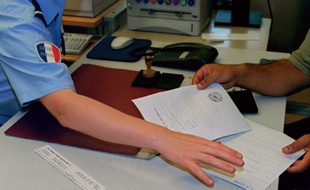 Dépôt de plainte dans un commissariat de police. Illustration.
