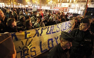 La police tente d'expulser des militants du DAL (droit au logement) et des mal-logés installés place de la République à Paris, le 15 octobre 2013.