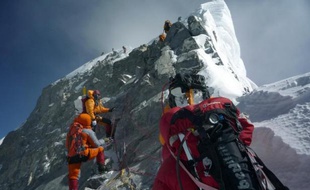 Image du 19 mai 2009, de grimpeurs non identifiés approchant de Hillary Step, sur le Mont Everest