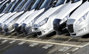 PSA Peugeot Citroën a annoncé mercredi avoir connu une forte contraction de ses ventes mondiales l'an dernier à cause de la baisse des marchés automobiles d'Europe du Sud et de France, où il est très présent, et la suspension de ses activités en Iran.