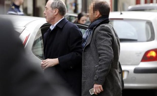 L'ex-ministre de l'Intérieur Claude Guéant est escorté par la police pour être présenté à un juge à Paris le 7 mars 2015
