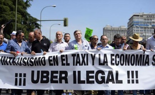 Des chauffeurs de taxis espagnols manifestent le 11 juin 2014 contre Uber à Madrid