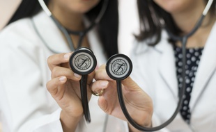 Illustration de deux médecins avec des stéthoscopes.