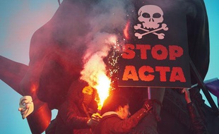Manifestation des Anonymous et du collectif La Quadrature du Net contre la mise en place de l'ACTA, un accord international anti-contrefacon pour lutter contre le piratage internet. Paris le 11 fevrier 2012.