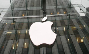 Le logo Apple, suspendu à l'entrée du magasin Apple de la cinquième Avenue, à New York.