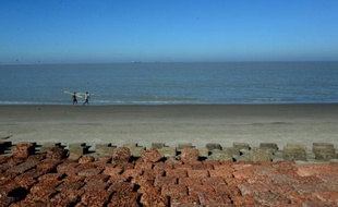 Des pêcheurs pakistanais le long de la côte de l'île de Kutubdia, à quelque 330 kms de Dhaka, le 20 novembre 2015